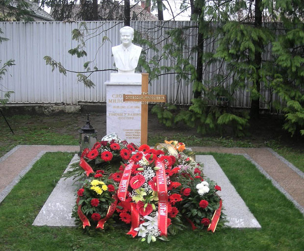 СПС се поделио око Слобиног споменика